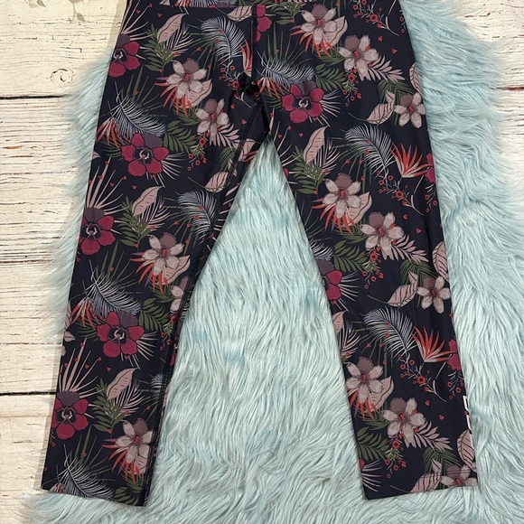 Lorna Jane Tropical Floral Navy High Rise Crop Leggings - Picture 6 of 9